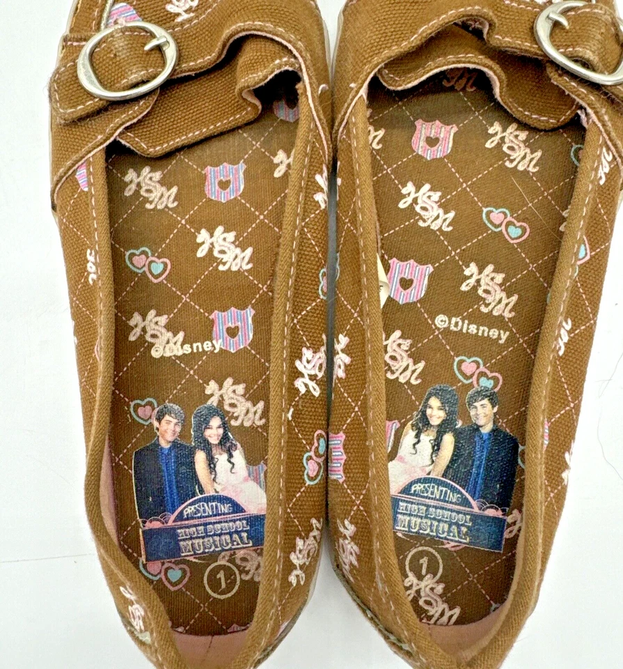 Sapato Slip-On Disney High School Musical Infantil Lona Tamanho 1 Marrom Estampado - Imagem 2 de 4