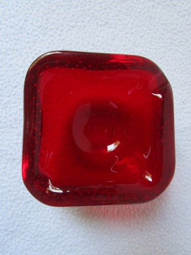 kleiner Murano Glas Aschenbecher mit Luftblasen rot blutrot eckig 8,7x8,7x3,4cm - Picture 4 of 6