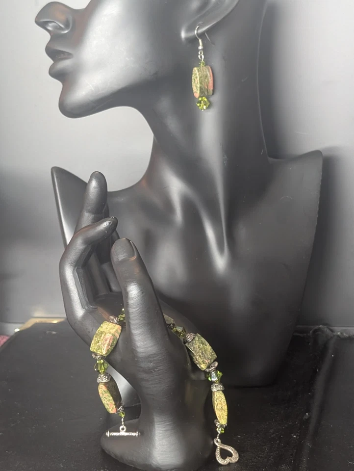 Pulsera de piedra natural con cuentas de cristal verde y unakita con pendientes a juego  Foto 2 de 4