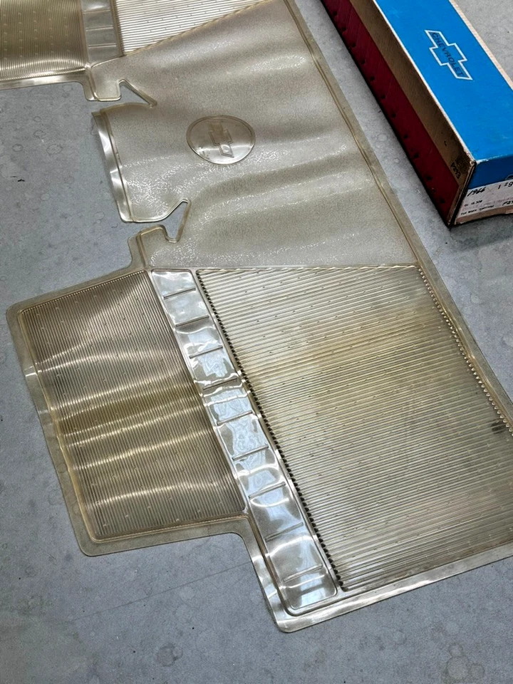 Chevrolet 1965 66 NOS alfombrilla trasera de lujo transparente logotipo de pajarita GM 986380 Foto 3 de 4