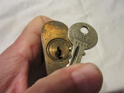 Vintage Yale Clover Lock Padlock With Key Yale & Towne Mfg Metal Brass Hardware - Picture 16 of 21