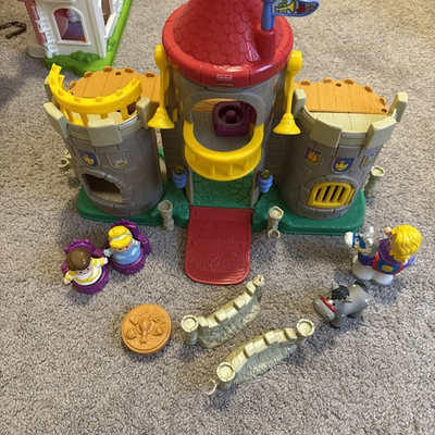 #ad Fisher Price Little People 2003 Lil’ Kingdom Castle Light amp; Sound amp; figures $47.00
