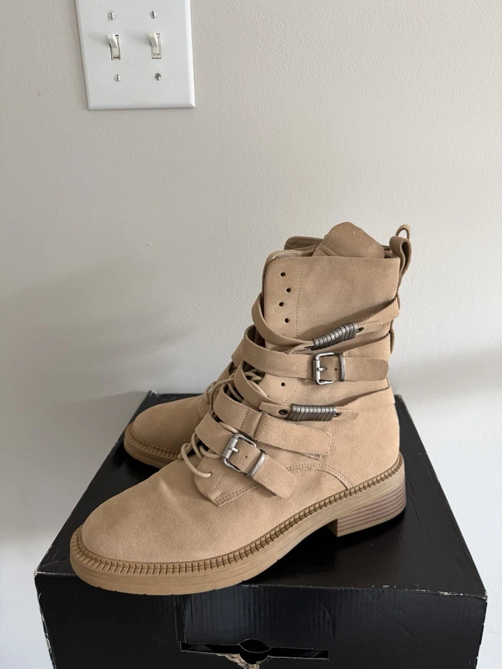 BOTAS DE TIRAS DE CAMURÇA DKNY ITA BIQUEIRA REDONDA FEMININA PLATAFORMA ACOLCHOADA COR BEGE TAMANHO 11M. - Imagem 3 de 4