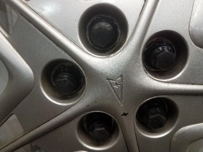 Pontiac Grand Prix GT 2004 16" cubierta de rueda *algunos arañazos* Foto 3 de 4