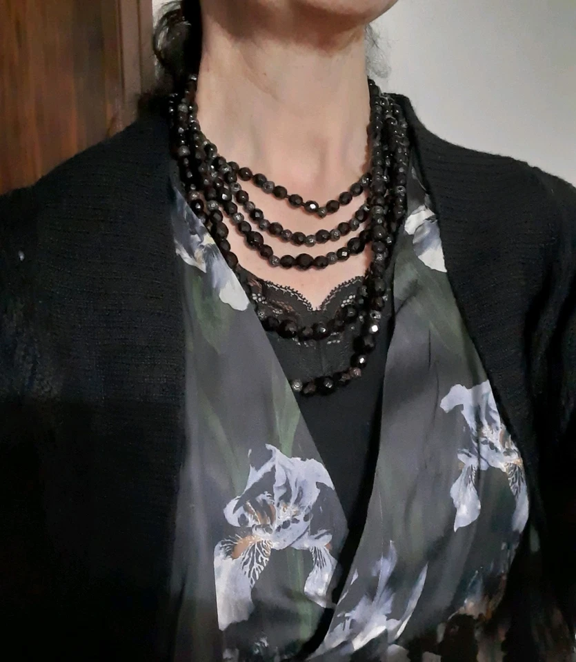 Collana Multifilo In Perle Di Vetro Nero E Perline Metalliche - Immagine 2 di 4