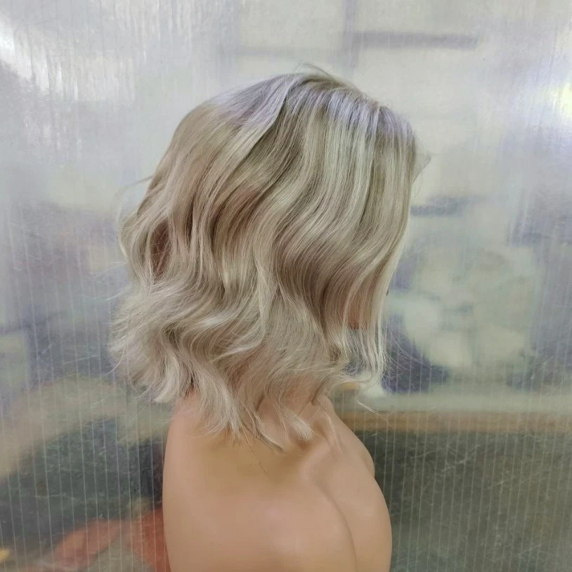 Peluca delantera de encaje 13x4 rubia resaltada onda corta cabello humano Foto 2 de 4