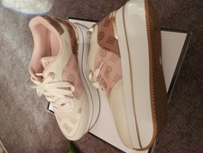 Zapatillas de plataforma Guess para mujer en blanco rosa talla US 8