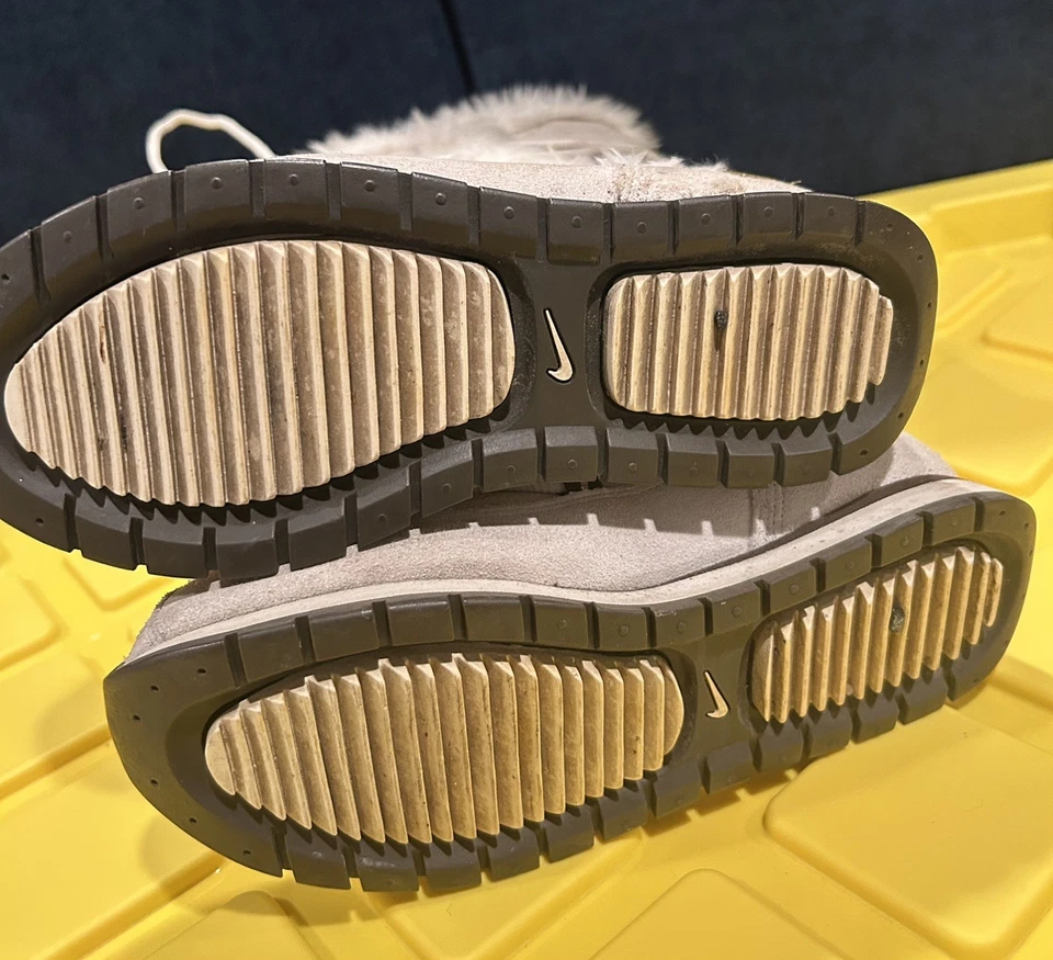 复古 2006 女式白色耐克麂皮绒中筒冬季靴 Pom Pom 侧拉链 8.5 — 第 4/4 张图片