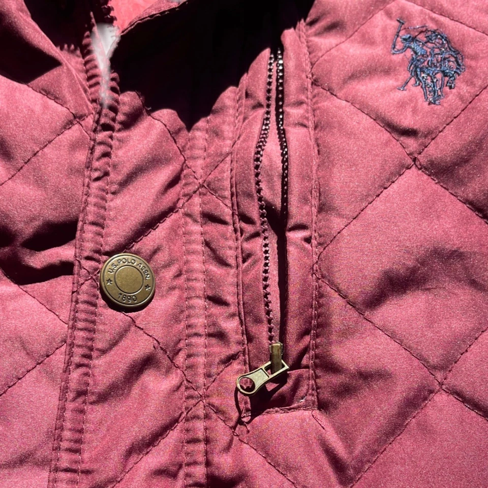 Chaleco Acolchado US Polo Assn Para Mujer Pequeño Borgoña Pana Cuello Botón a Presión Z Foto 2 de 4