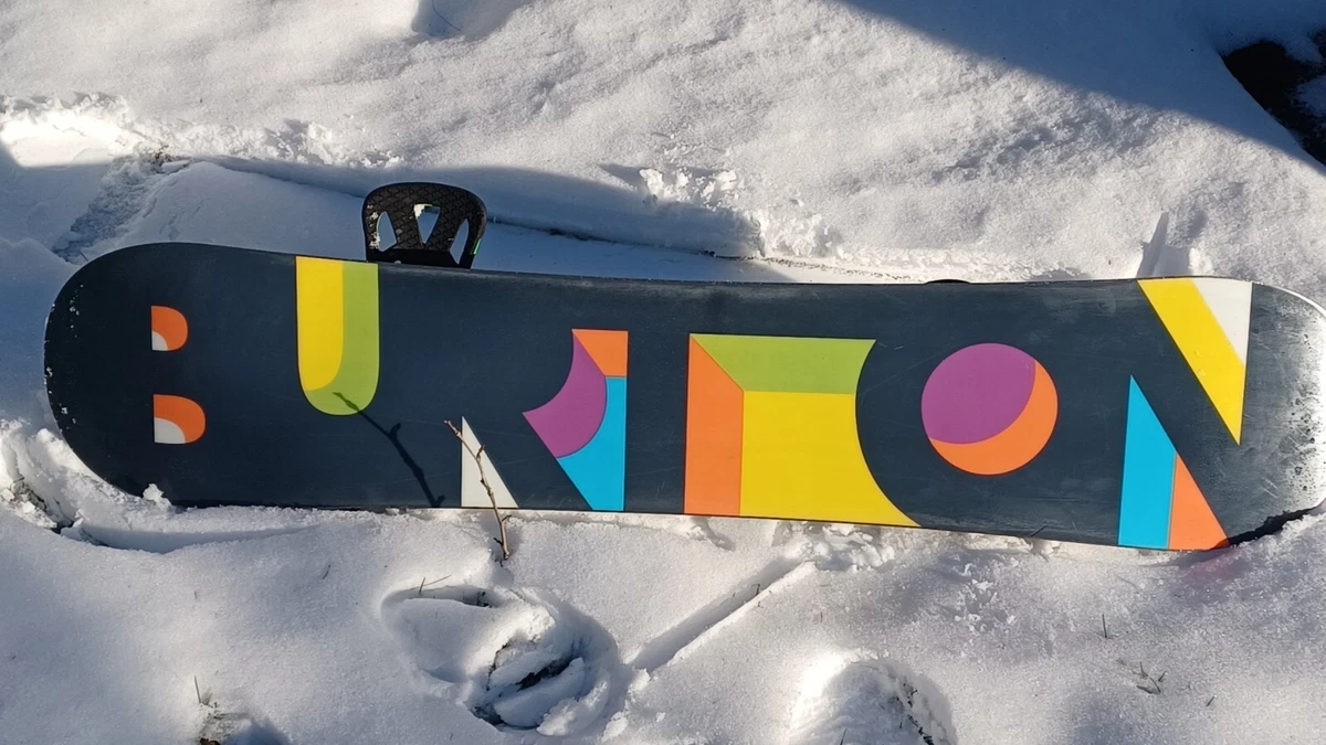 Burton Super Hero Smalls 130cm Snowboard with Mission Burton Super Hero Smalls 130cm Snowboard with Mission