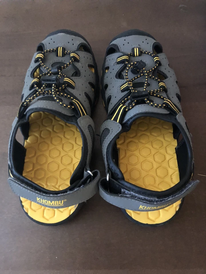 Sandalias para niños. Puntera cerrada deportiva. Khombu, gris y amarillo. Juvenil Talla 3. Poco uso Foto 2 de 4