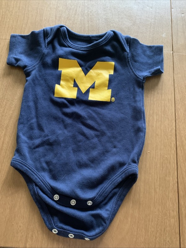 UNIVERSITY OF MICHIGAN WOLVERINE SNAPBOTTOM SLEEPER SIZE 3/6 MONTHS NEW SAMPLE