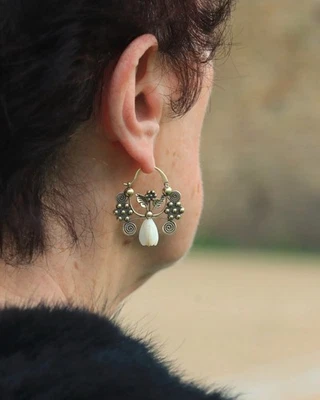 Boucles d'oreille Dormeuse Doré Créole Feuille Magnolia en Nacre Retro SB63 - Photo 1/4
