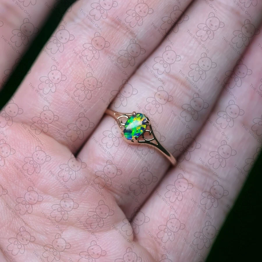 Anillo de boda de compromiso de ópalo triple australiano ovalado de inspiración vintage de oro de 18 quilates Foto 4 de 4