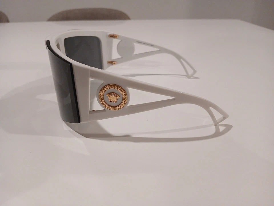 Gafas de sol Versace (escudo) Viene con CAJA, ESTUCHE Y BOLSA DE MICROFIBRA CON 3 LENTES Foto 4 de 4