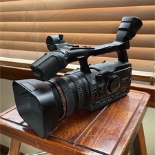 Canon XH A1A HDV Camcorder 20x Zoom MiniDV SD Lens Hood Batteries Charger