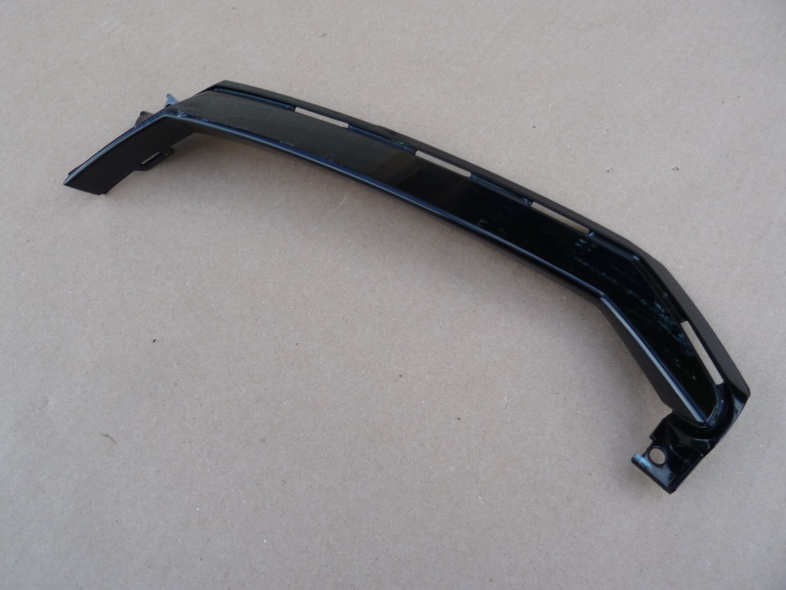 Lamborghini URUS Drivers Front Bumper Left Radiator Grille Grid Side Trim Blanke