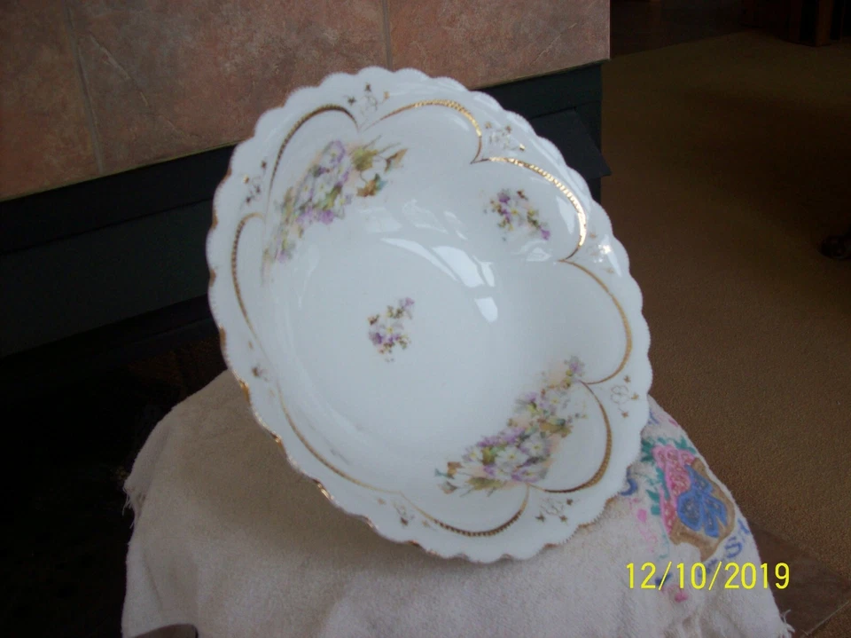 Cuenco para servir porcelana festoneada antigua floral lavanda y blanco Foto 2 de 4