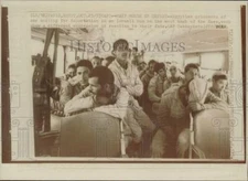 1973 Press Photo Egyptian prisoners await deportation in an Israeli bus