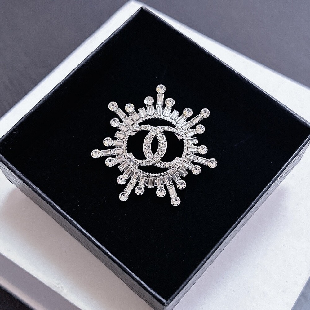 Elegant Ladies Enamel Crystal Pearl Brooch for Any Occasion