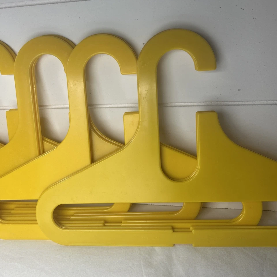 JUEGO VINTAGE DE 10 FUNKY AÑOS 70 W.O.W. PERCHAS DE PLÁSTICO AMARILLO Foto 2 de 3