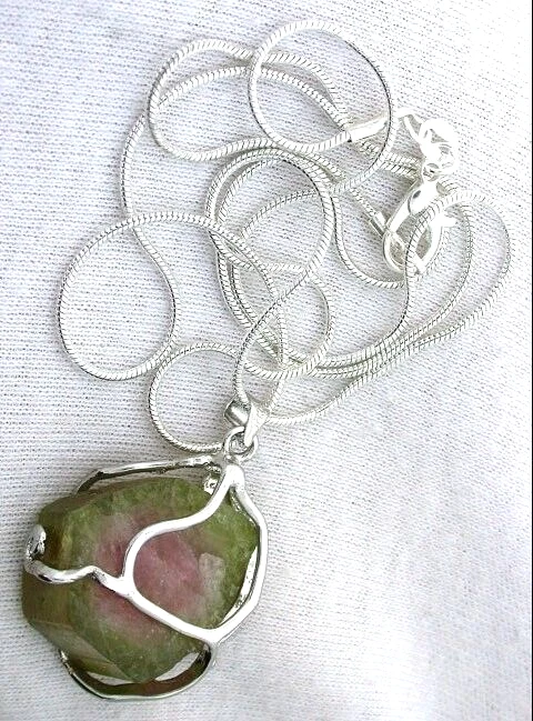 Colgante chapado en plata envuelto en alambre de 32,25 quilates de turmalina de sandía cadena de 22 pulgadas Foto 2 de 2