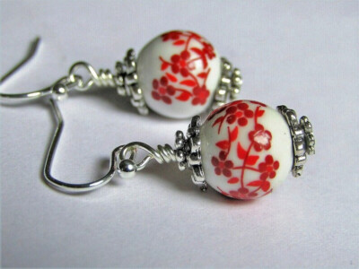 Silber Runde Blumen Keramik, Rot Hängel Ohrringe, Blumenschmuck, Handarbeit