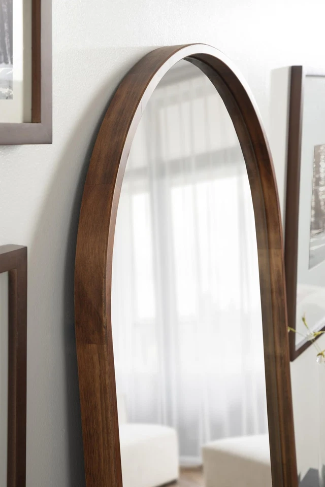 Espejo de pared arqueado moderno Valenti Mid-Century; 24 x 32; marrón nogal; sofista... Foto 4 de 4