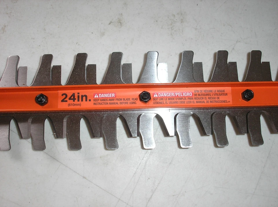 NEW BLACK & DECKER 40V CORDLESS 24" HEDGE TRIMMER  NO BATTERY / READ DESCRIPTION - Image 3 of 4