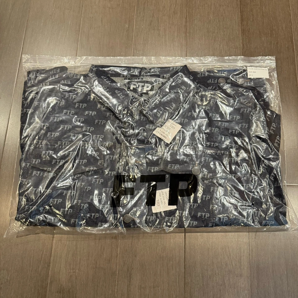 CHAQUETA CAMIONERO HOMBRE FTP JACQUARD DENIM LOGO XL (ÍNDIGO) Foto 3 de 4