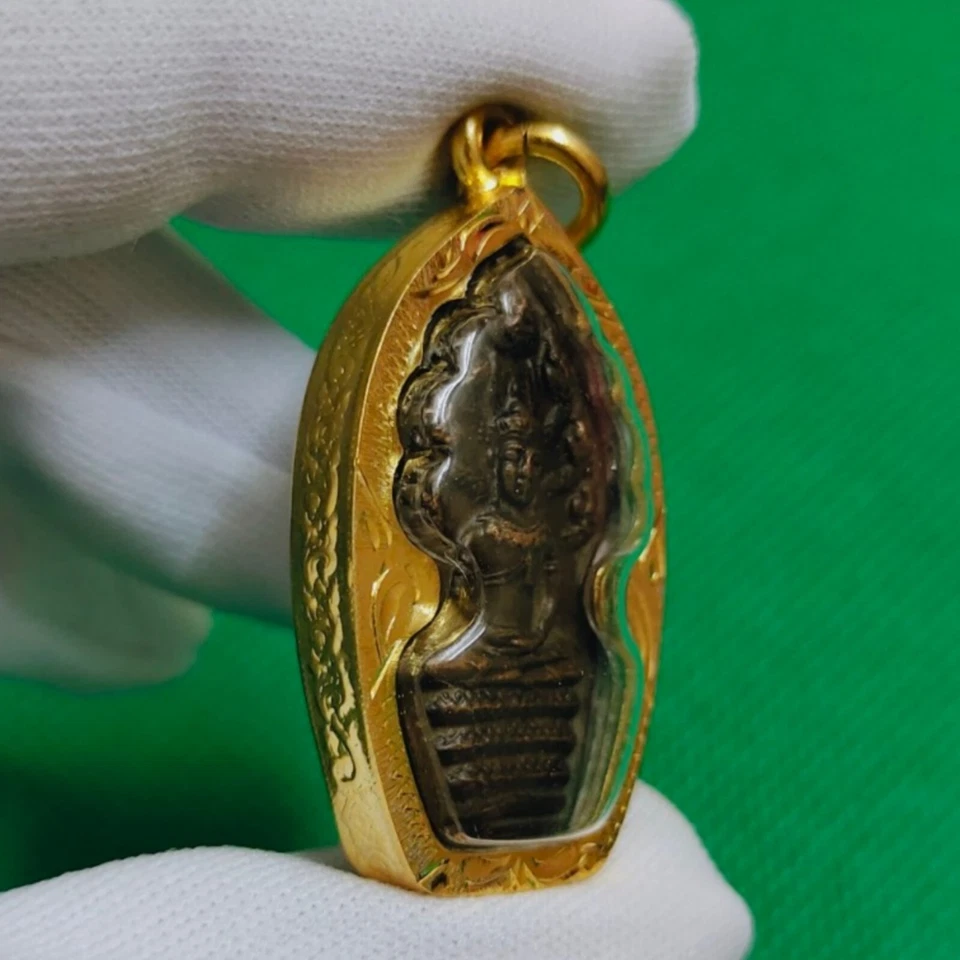 Naga Covering Buddha Phra Nakprok LP Tim Thai Amuleto Carcasa de Micrones Dorados Foto 2 de 4