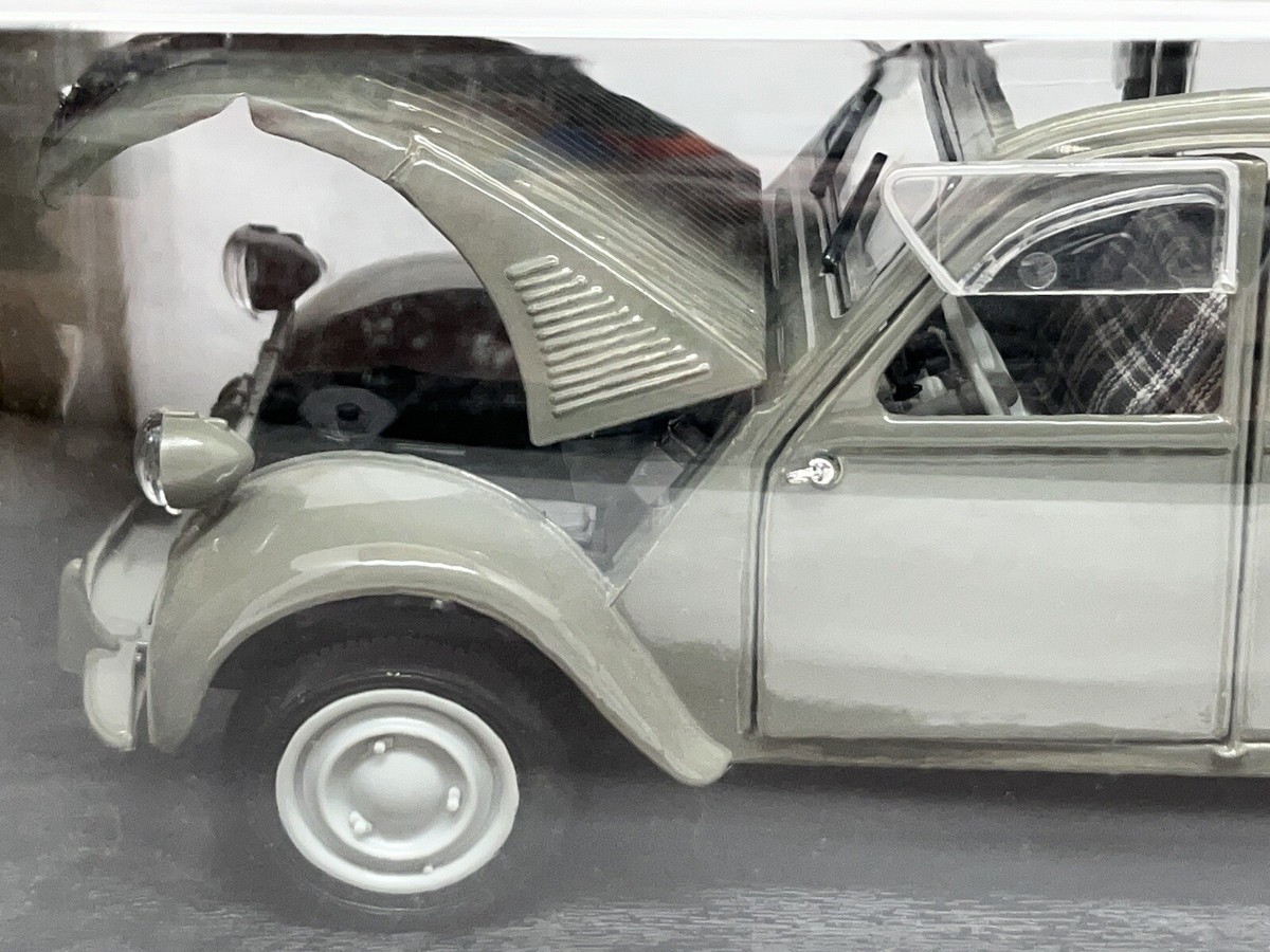 1／18  CITROEN 2CV(1952) 1952 Citroen 2CV Grey 1/18 Diecast Model Car by Maisto