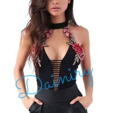 maglietta con rose rosse