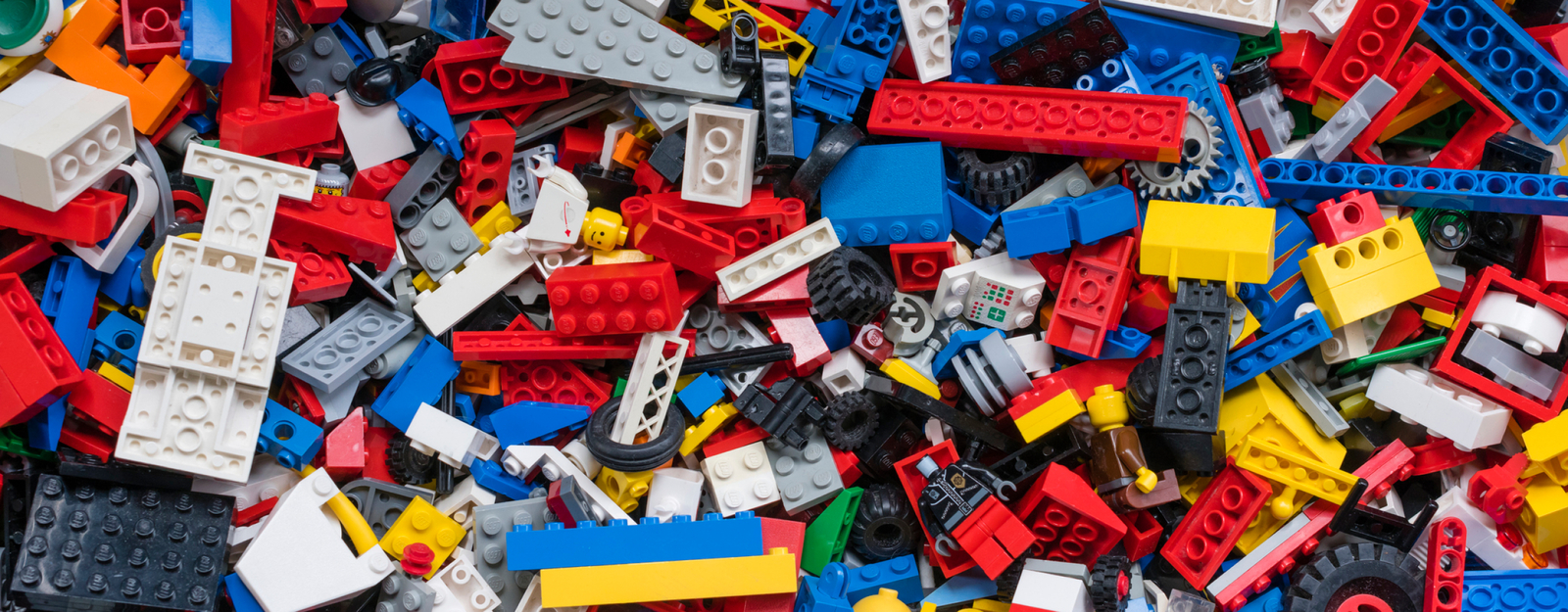 Aufnahme von einem bunt durchmischten Haufen an LEGO Steinen.