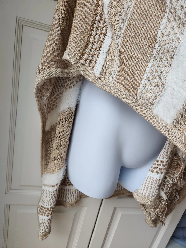 Poncho abierto Chicos envolvente talla única bronceado dorado blanco flecos piel boho texturizado Foto 3 de 4