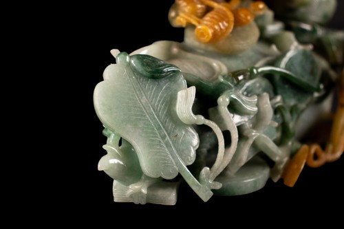 Eine feine Jadeit /- Gruppe, Schmetterling & Glücksymbole, China, Mitte 20. Jh. - Bild 4 von 9