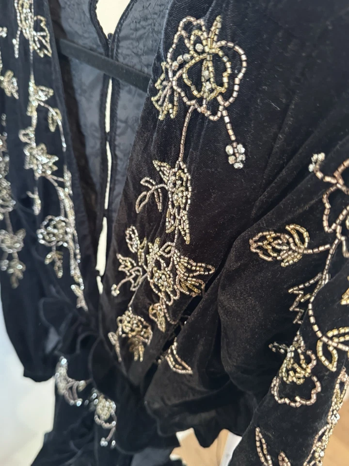 Mini vestido ASOS DESIGN de veludo com babado com estêncil floral e costas abertas tamanho 8 - Imagem 3 de 4