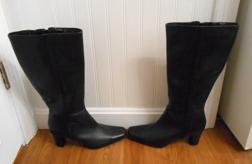 WOMEN'S CHADWICKS BLACK LEATHER CHUNKIE HEEL BOOTS WITH SQUARE TOE - SIZE  9M - Image 4 of 4