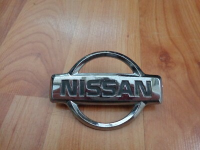 VINTAGE NISSAN EMBLEM SCHRIFT AUTO MASKOTTCHEN ABZEICHEN ORNAMENT