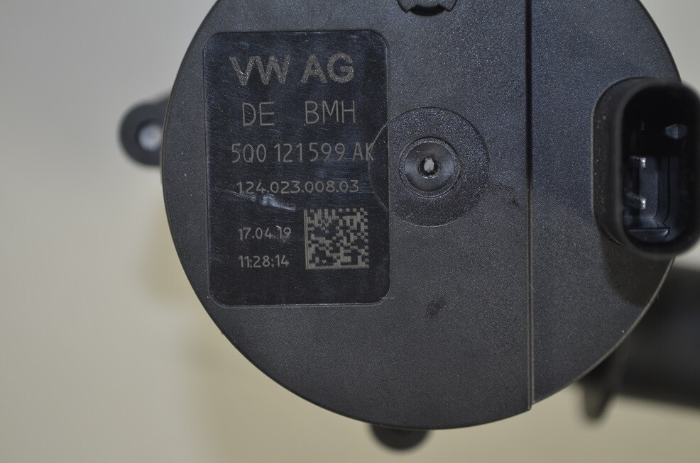 VW Golf 7 Wasserpumpe Zusatzwasserpumpe 5Q0121599AK ORIGINAL 27km!!! eBay