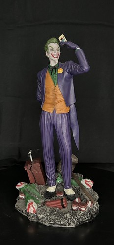 GameStop Exclusive Diamond Select DC Gallery: The Joker PVC Figure Statue - Picture 2 of 6