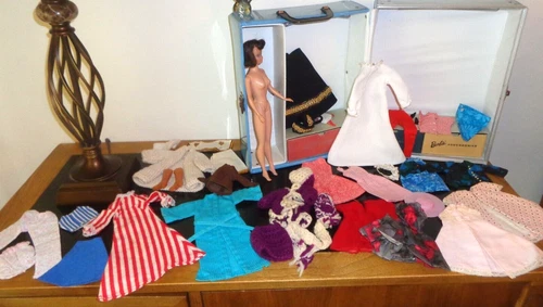 VINTAGE BARBIE BLUE DOUBLE SOLO CASE W MIDGE & 40 PCS CLOTHING/ACCESSORIES LOT