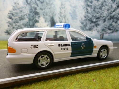 Cararama: Auslandsmodell Spanische Polizei MB E-Class Touring 1:43 "NEU" in OVP - Bild 8 von 24