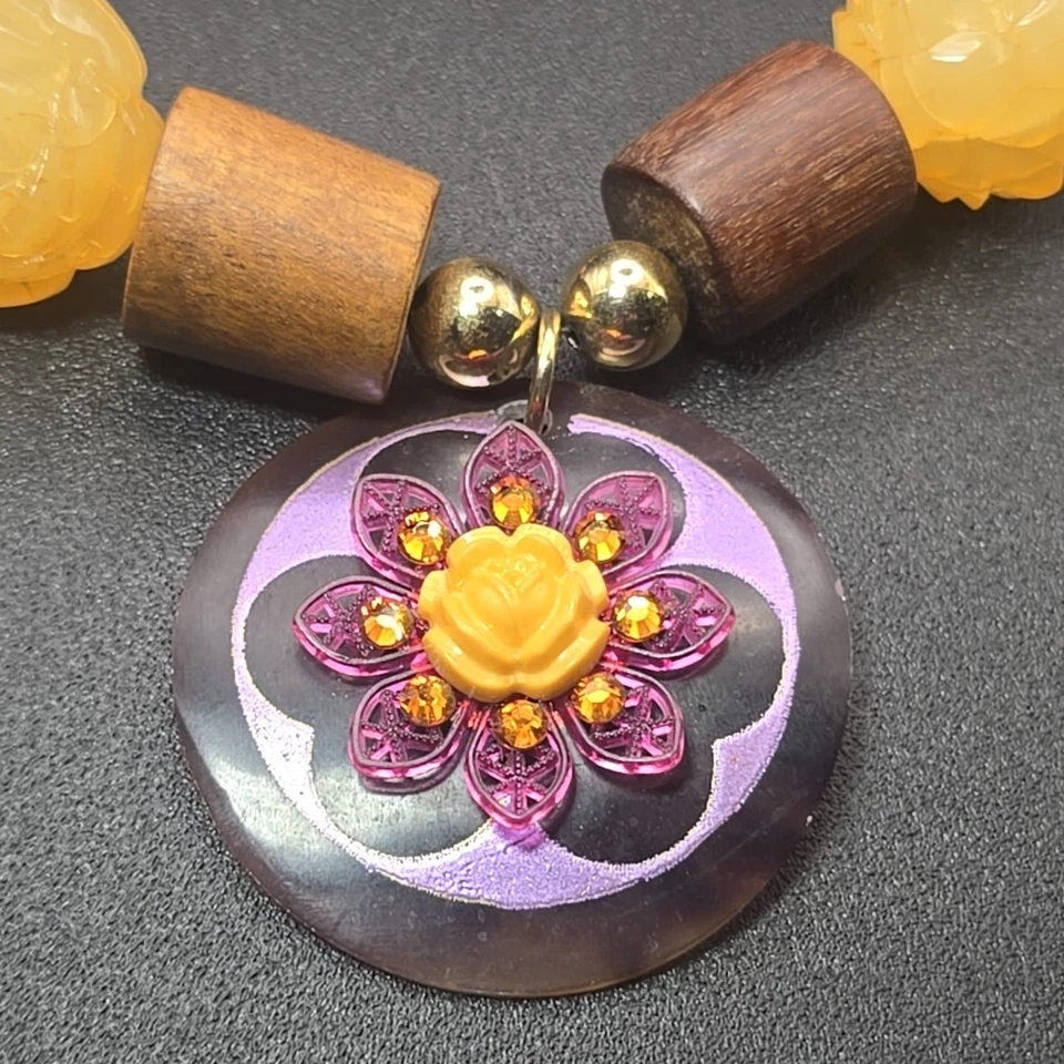 Colar de contas Tarina Tarantino Lucite madeira roxa flor tom dourado etiqueta 16"-19" - Imagem 2 de 4