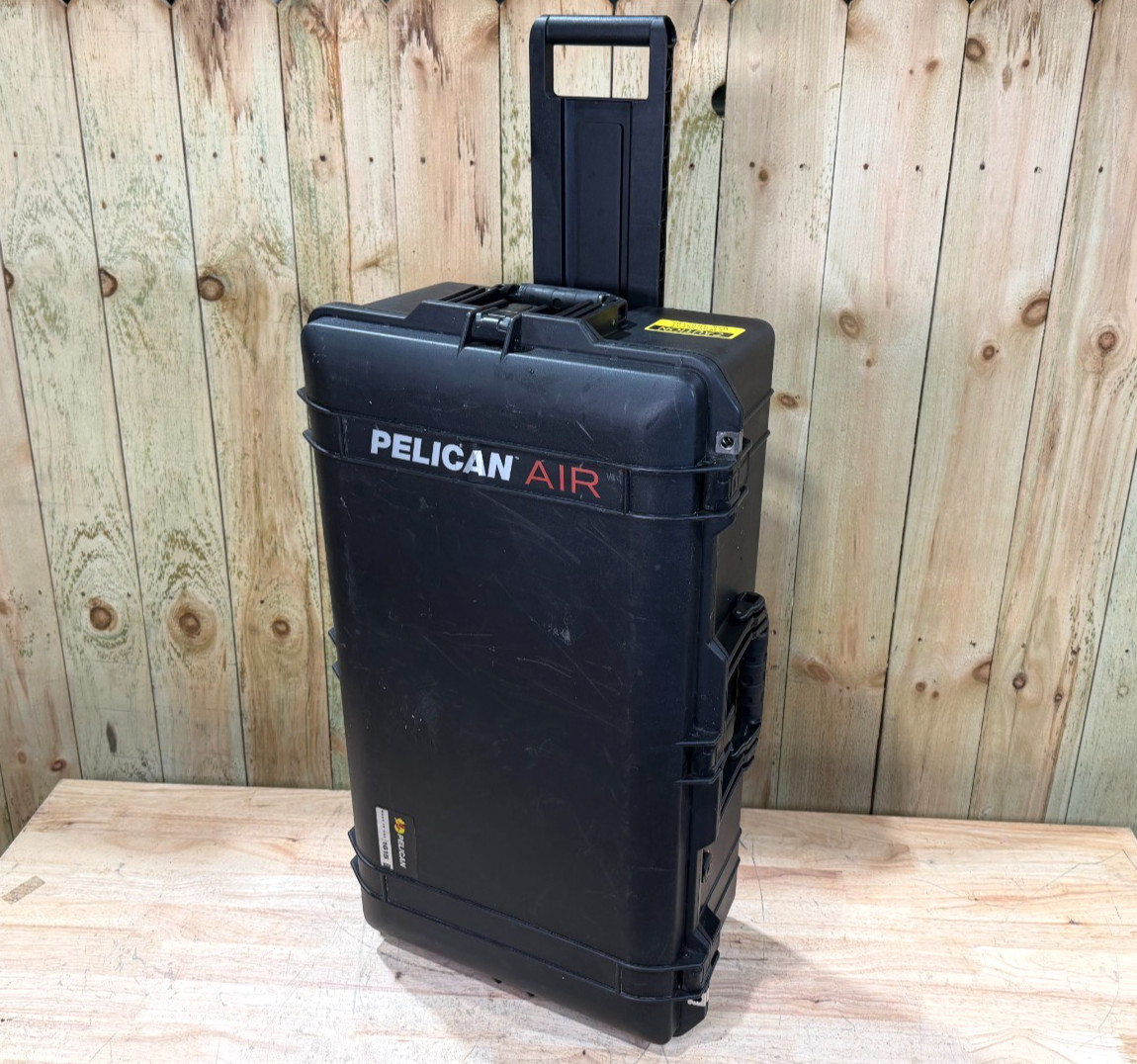 Pelican 1615 Air  Waterproof Rolling Travel Case Black Good 