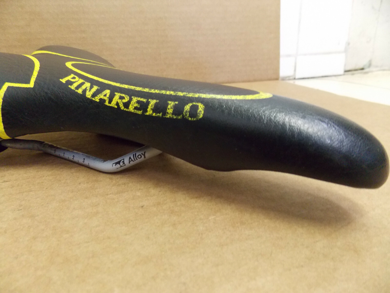 Selle Italia Tri-Matic Pinarello – Selle De Course En Cuir Bleu – Occasion En Bon état