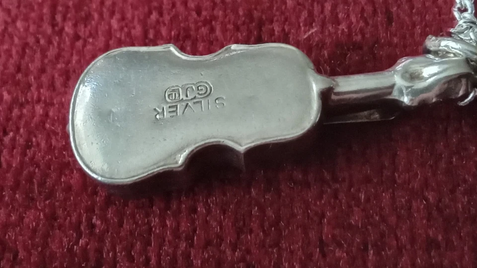 Violín de plata de ley Georg Jensen con cadena de plata 925 de 20 pulgadas. Foto 3 de 4