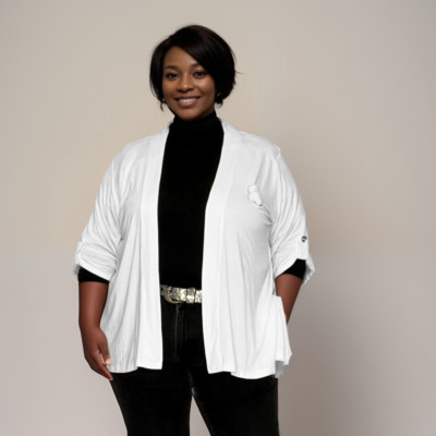 ROCKTHOSECURVES DAMEN CARDIGAN WEISS KNOPFÄRMEL MIT FLAUSCHIGEN PFOTEN