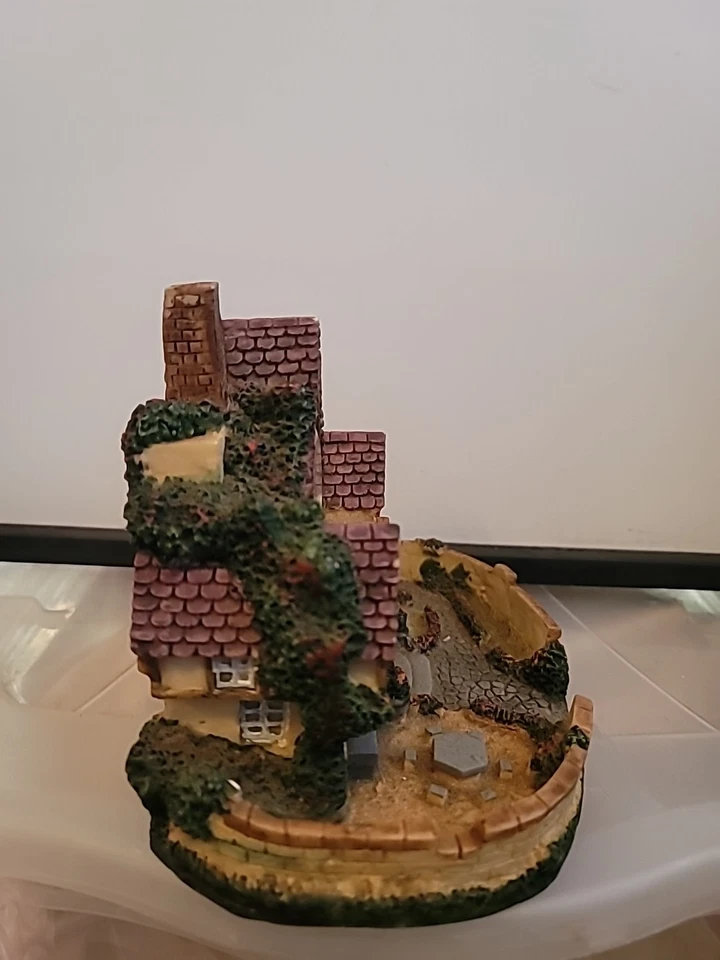 Vintage 1985 Cottage House With Quartz Clock  - Image 4 of 4