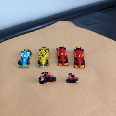 Hasbro 1999 Micro Machines Formel 1 Rennwagen x 4 & zwei Pit Crew.